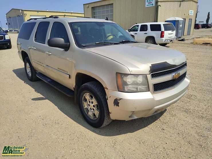 2007-chevrolet-suburban-image-2