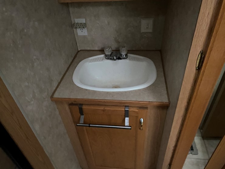 #3302-•-2004-k2-incorporated-sportsman-3803-camper-has-wi-title-(three-lakes,-wi)-image-22