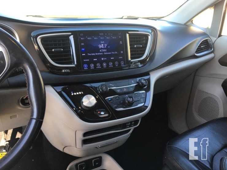 2017-chrysler-pacifica-image-7