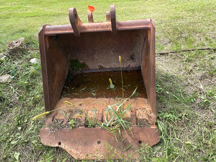 #1140-•-7-tooth-excavator-bucket-with-flat-bucket-piece-image-2