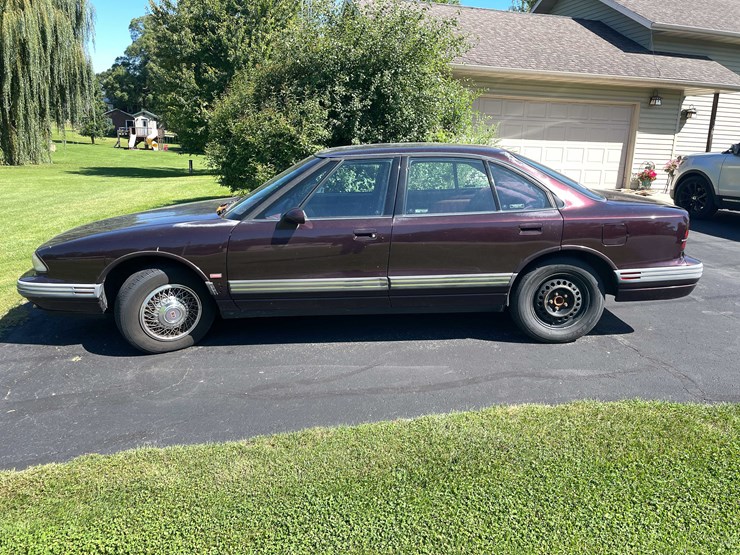 #3290-•-1994-oldsmobile-eighty-eight-(has-wi-title)-(kingston,-wi)-image-4