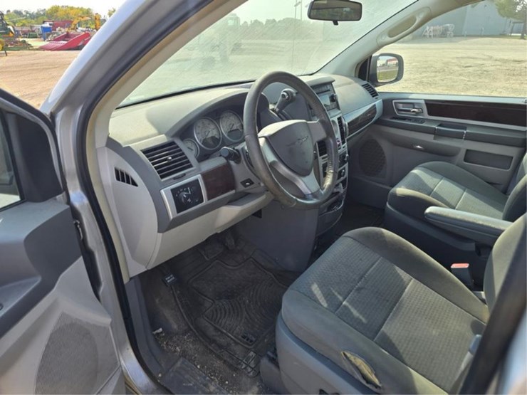 2010-chrysler-town-&-country-image-13