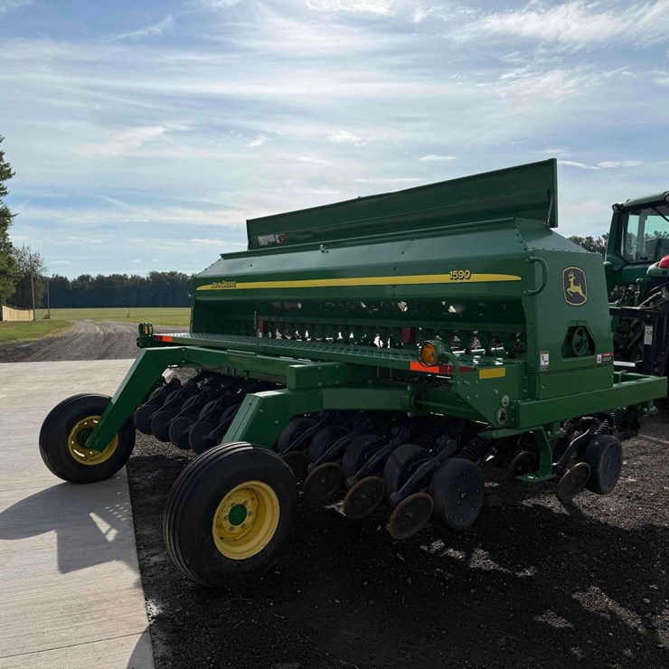 JOHN DEERE 1590