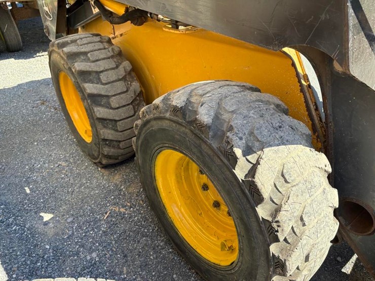 2012-deere-320d-image-7