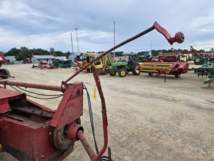 new-holland-275-image-12
