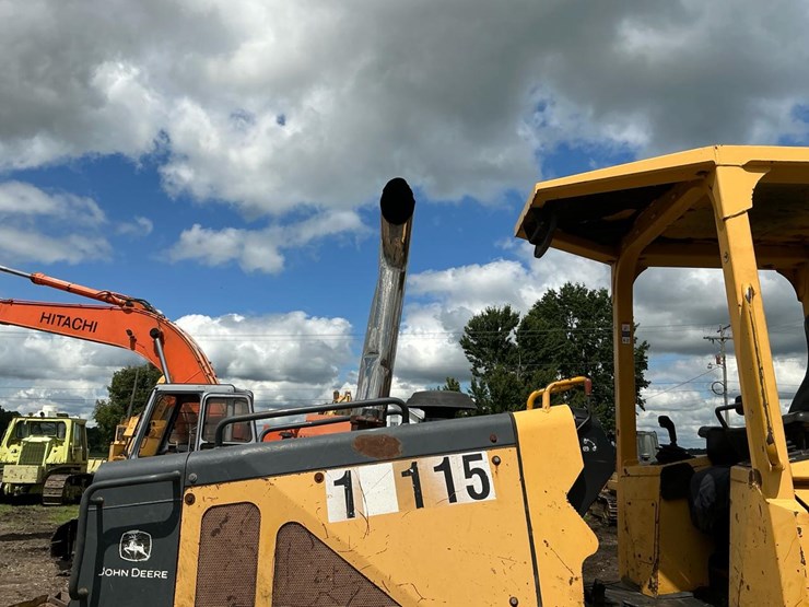 2002-deere-700h-image-36