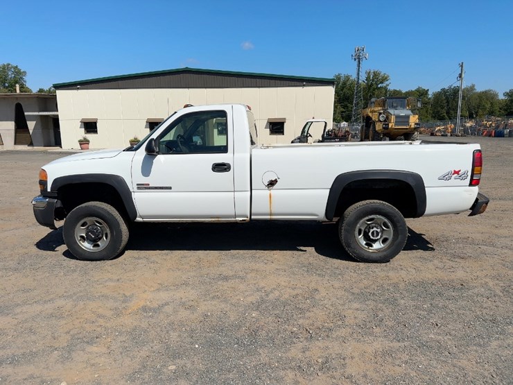 2005-gmc-sierra-2500hd-image-2