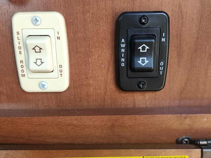 #3300-•-2012-north-trail-caliber-26lrss-camper-(has-mi-title)-(three-lakes,-wi)-image-40