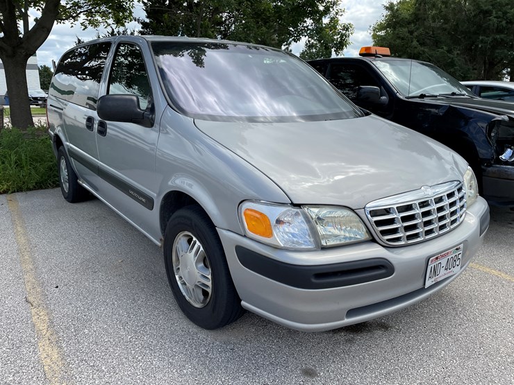#8008-•-2000-chevy-venture-ls-van-(with-wi-title)-image-2