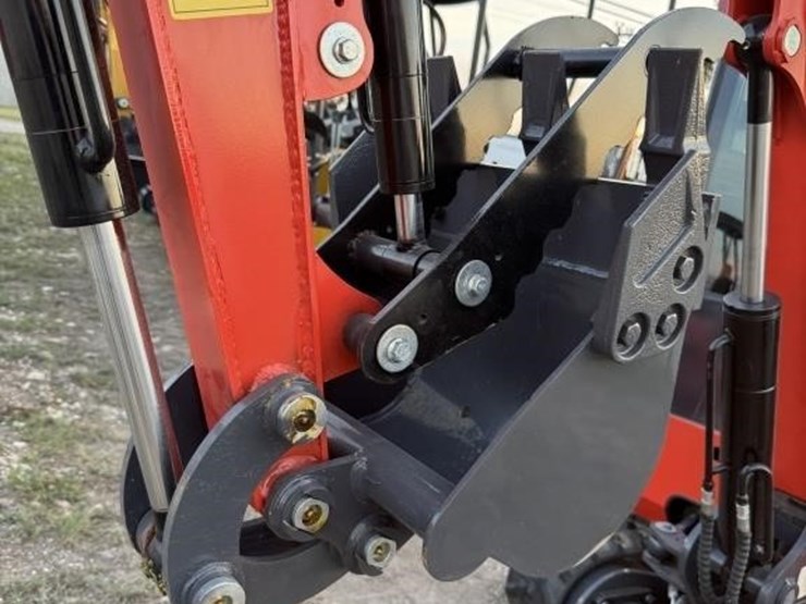 agt,-qk18kxs-c-mini-excavators-with-kubota-diesel-image-3