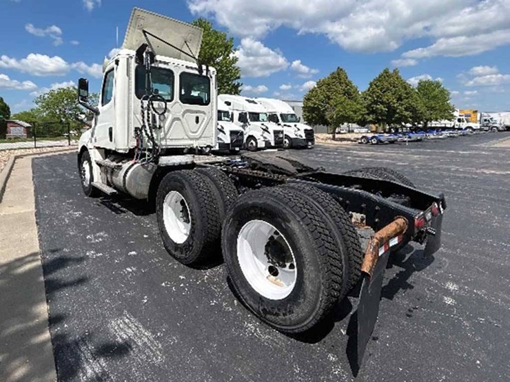 2019-freightliner-cascadia-126-image-2