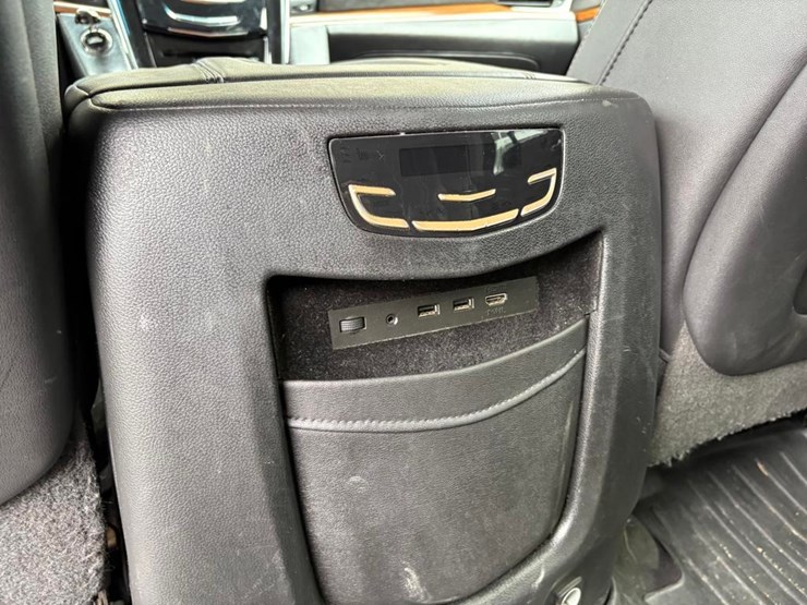2017-cadillac-escalade-image-16
