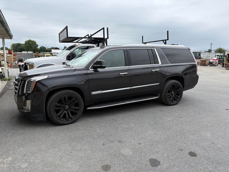 2017-cadillac-escalade-image-2