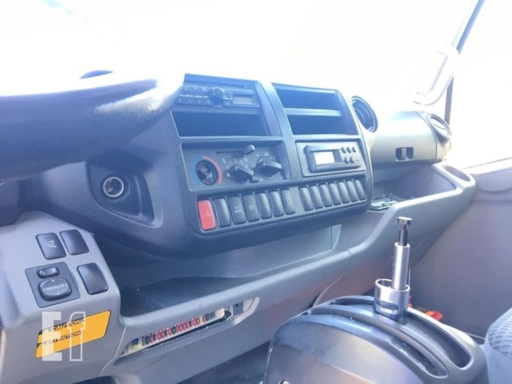 2015-hino-195h-image-6