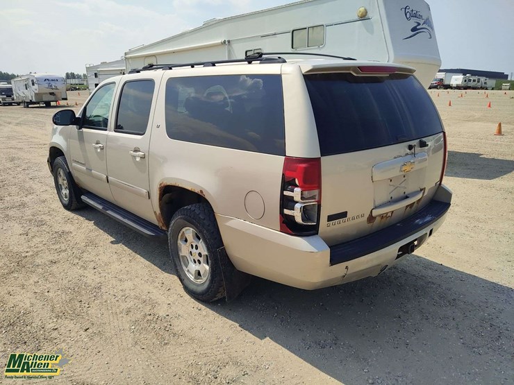 2007-chevrolet-suburban-image-3