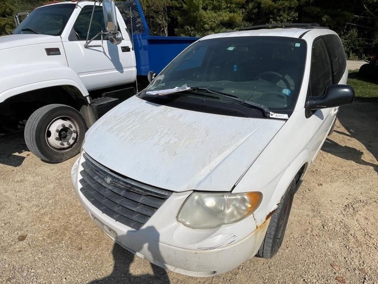 2005-chrysler-town-&-country-image-3