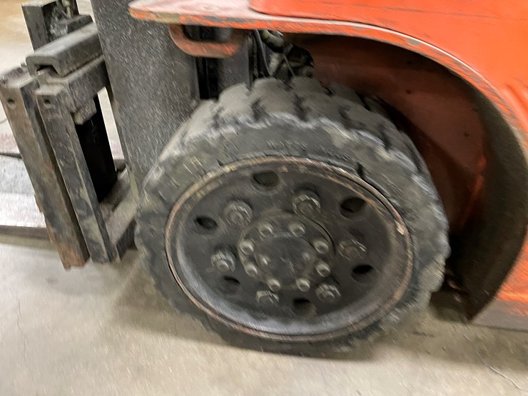 #8017-•-toyota-lp-powered-forklift-image-6