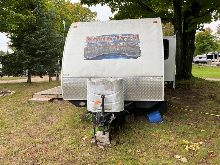 #3300-•-2012-north-trail-caliber-26lrss-camper-(has-mi-title)-(three-lakes,-wi)-image-3