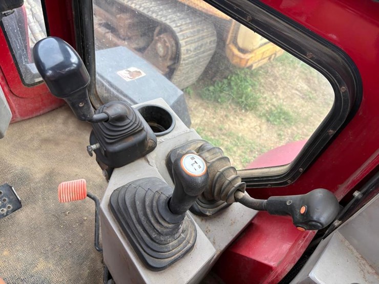 case-international-farmall-120c-4x4-tractor-image-22