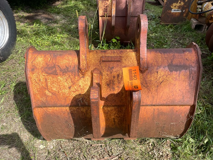 #1140-•-7-tooth-excavator-bucket-with-flat-bucket-piece-image-6