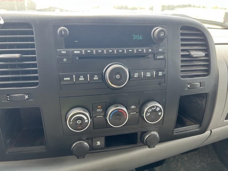 2011-gmc-sierra-2500-image-34