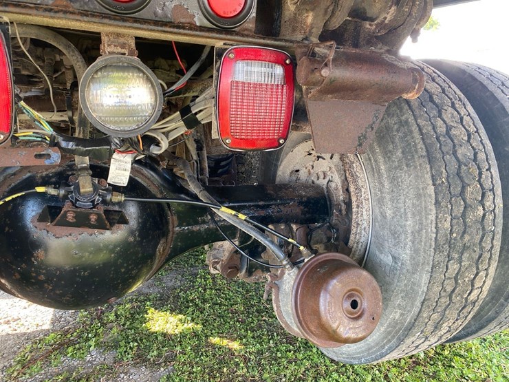 2002-ih-9200i-quad-axle-dump-truck-image-22