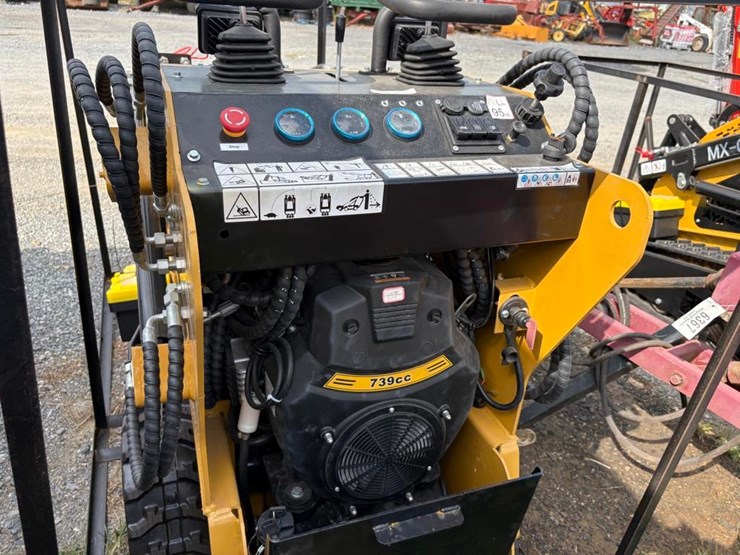 agt-mx-crt23-compact-track-loader-image-6