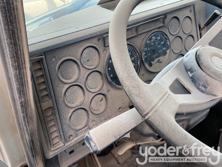 2000-mack-ch613-image-30