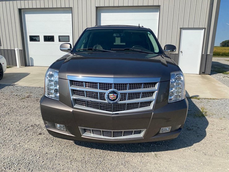2013-cadillac-escalade-image-2