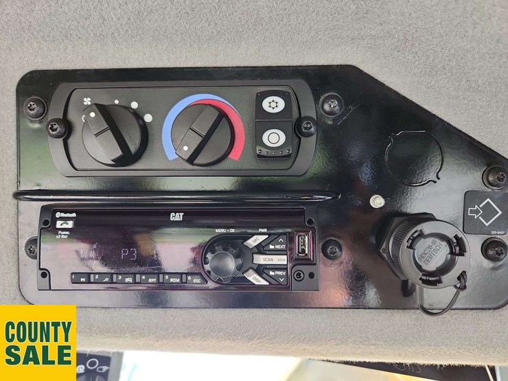 2020-caterpillar-150-awd-image-12