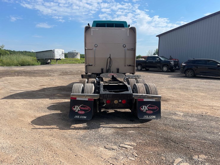 2004-peterbilt-379-image-4