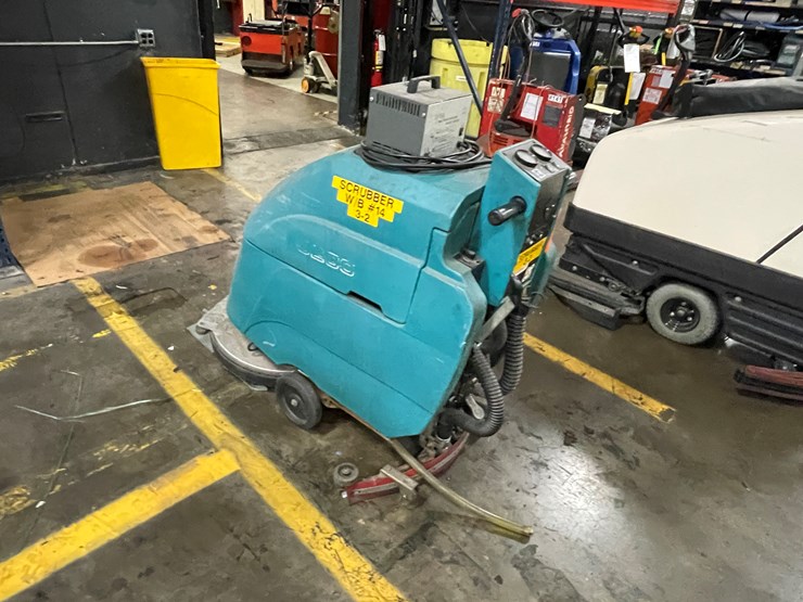 #7161-•-tennant-5280-floor-scrubber-image-7