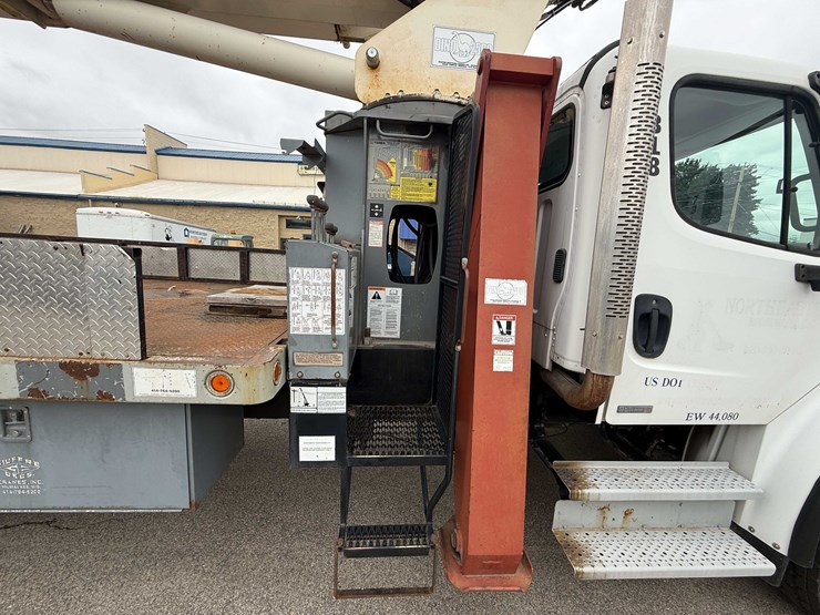 #2500-•-2005-freightliner-boom-truck-(has-wi-title)-(seymour,-wi)-image-38