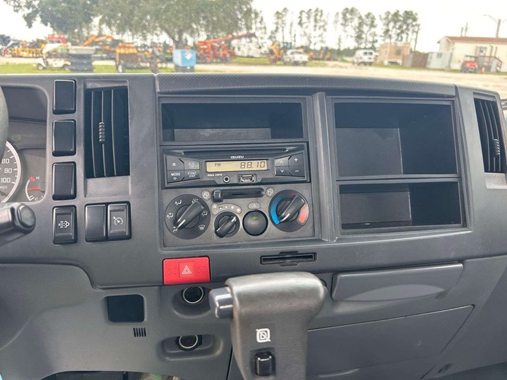 2016-isuzu-npr-image-15