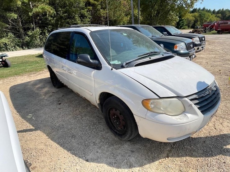 2005-chrysler-town-&-country-image-4