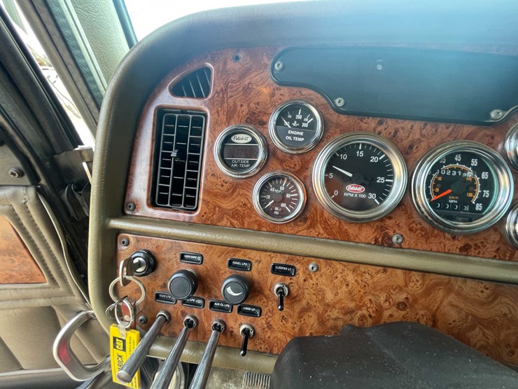 2004-peterbilt-379-image-59