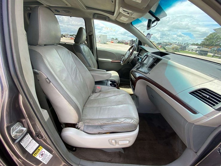 2011-toyota-sienna-image-30