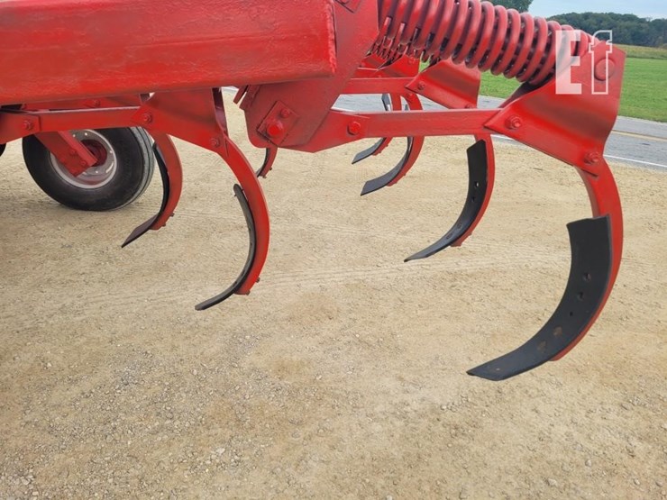 kuhn-krause-chisel-plow-8163-image-7