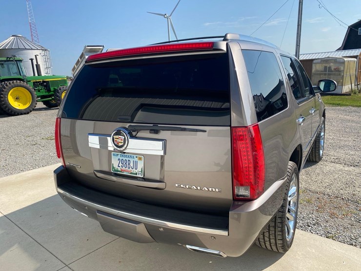 2013-cadillac-escalade-image-12