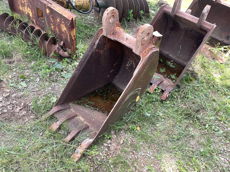 #1138-•-4-tooth-backhoe-bucket-image-1