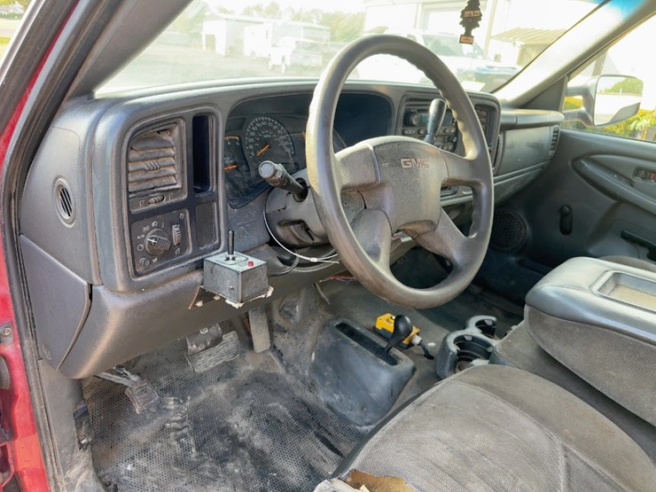 2004-gmc-3500-image-19