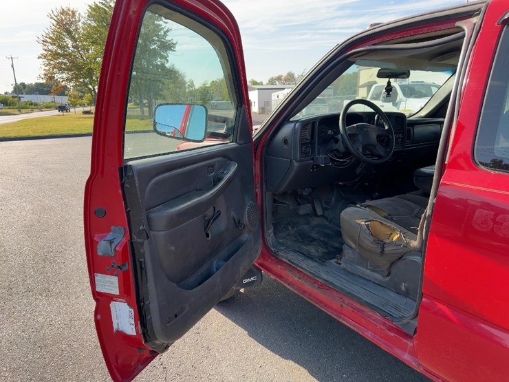 2004-gmc-3500-image-17