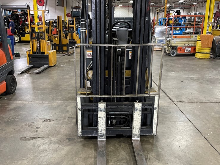 #8010-•-yale-lp-powered-forklift-image-2