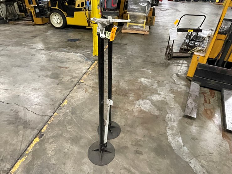 #8020-•-(2)-adjustable-height-screw-jacks-image-2