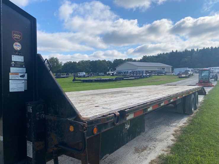#3010-•-2017-32'-gooseneck-trailer-(helenville,-wi)-(has-wi-title)-image-1
