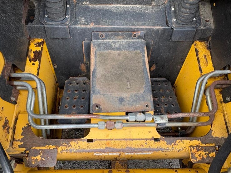 2000-john-deere-240-image-17