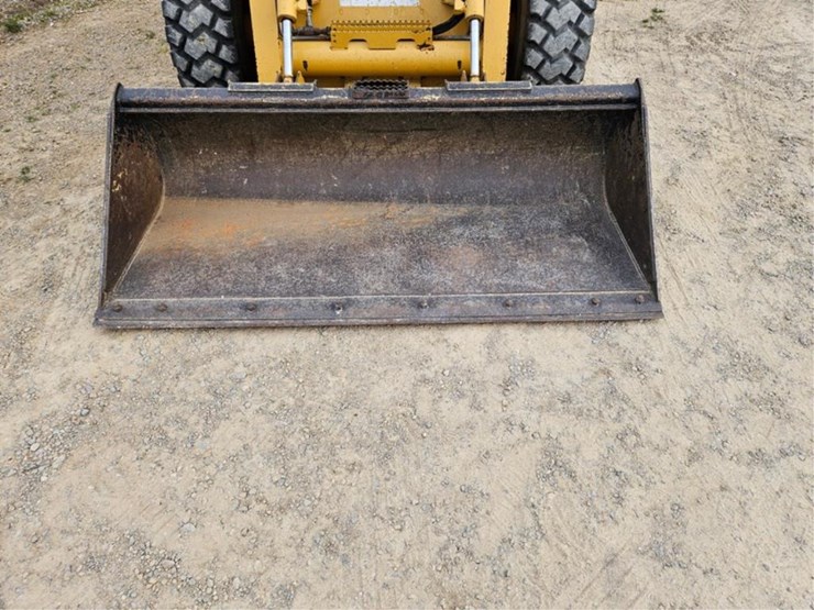 john-deere-325-image-13