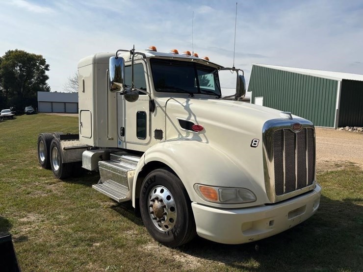 2013-peterbilt-579-image-3