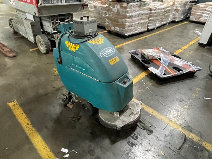#7161-•-tennant-5280-floor-scrubber-image-3