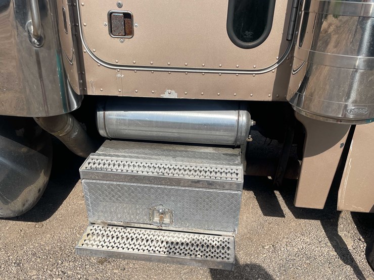 2004-peterbilt-379-image-9